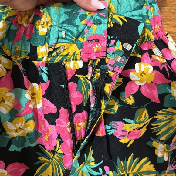 EXPRESS - WOMEN’S FLORAL HIGH WAISTED SHORTS - SIZE XS - Picture 7 of 9